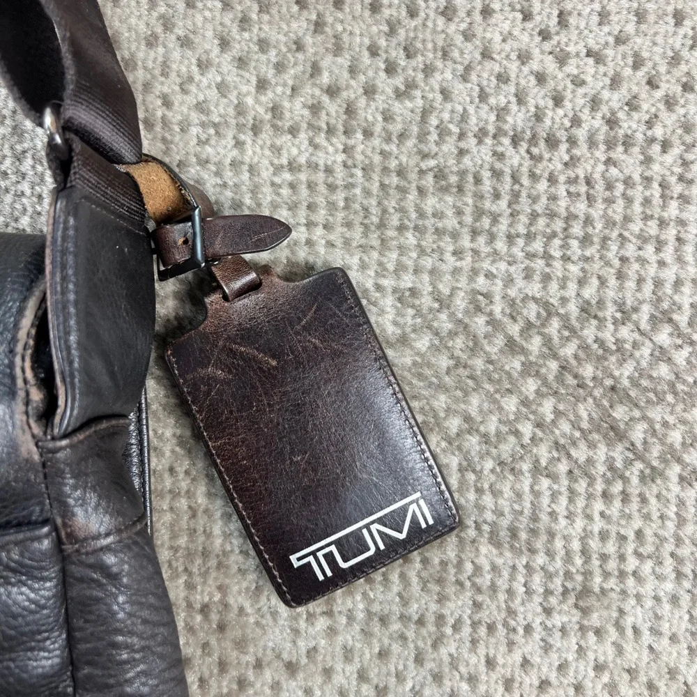 Tumi 96971BHR Brown Distressed Leather Messenger Crossbody Bag Mens Work Travel